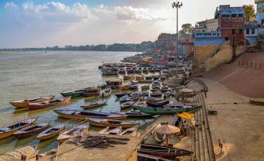 Antik mimari yapılarla, tapınaklarla ve çok renkli ahşap teknelerle dolu Varanasi Ganj Ghat 'ın havadan görünüşü.