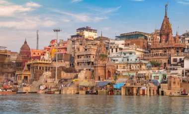 Günbatımında Ganj nehri kıyısında bir tekneden görüldüğü gibi tarihi Varanasi şehir mimarisi