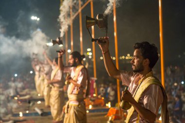Varanasi, Hindistan, 13 Ekim 2017: Ganga aarti ayinleri Dashashwamedh Ganj nehri Ghat Varanasi, Hindistan 'da rahipler tarafından gerçekleştirildi.