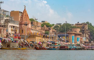 Varanasi, Hindistan, 13 Ekim 2017: Ganj nehri ghat hattı boyunca antik mimari binalar ve tapınaklara sahip tarihi Varanasi şehri.