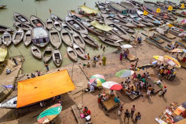 Varanasi, Hindistan, 13 Ekim 2017: Varanasi ghat hava manzaralı çok renkli ahşap botlar turist ve satıcılarla Ganj nehri ghatında hizalandı. 
