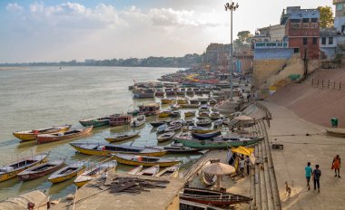 Varanasi Ganj, antik mimari yapılar, tapınaklar ve çok renkli ahşap tekneler ile gökyüzü manzaralı..