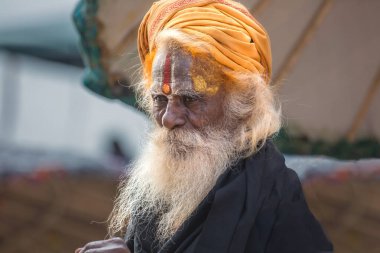 Varanasi, Hindistan, 13 Ekim 2017: Hindu sadhu 'nun portresi, Varanasi Hindistan' daki Ganj nehri ghatındaki kutsal adam