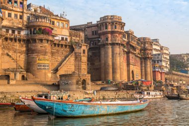 Ganj nehri kıyısı boyunca antik mimari ve turist tekneleri bulunan tarihi Varanasi şehri. Varanasi, Hindistan 'ın popüler bir turizm beldesidir..