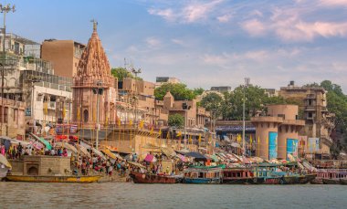 Varanasi, Hindistan, 13 Ekim 2017: Ganj nehri ghat hattı boyunca antik mimari binalar ve tapınaklara sahip tarihi Varanasi şehri.