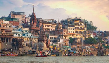 Varanasi, Hindistan, 13 Ekim 2017: Eski yıpranmış binaları ve Ganj nehir kıyısı boyunca tapınakları olan Varanasi şehir mimarisi.