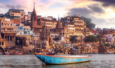 Eski mimarisi olan Varanasi şehri. Günbatımında Varanasi Hindistan 'da kutsal Manikarnika ghat manzarası.