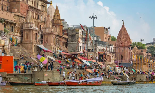 インド バラナシ2017年10月13日 ガンジス川沿いの古代建築物や寺院がボートから見えるバラナシの歴史的都市 — ストック写真