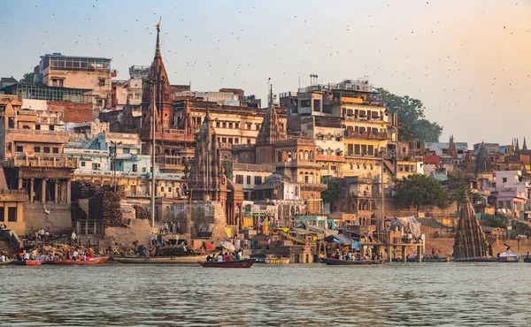 Varanasi Stadsarchitectuur Met Oude Verweerde Gebouwen Tempels Langs Ganges Rivieroever — Stockfoto