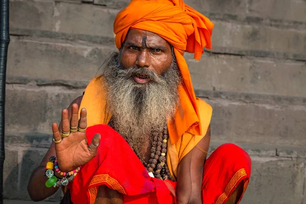 Varanasi India Octubre 2017 Hombre Santo Sadhu Levantó Mano Benéfica —  Fotos de Stock