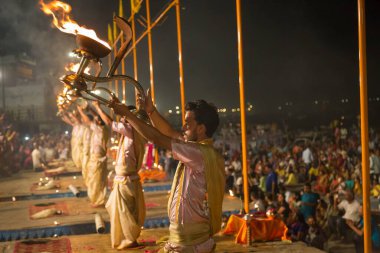 Varanasi, Hindistan, 13 Ekim 2017: Ganga aarti töreni Dasashvamedh Ghat Varanasi, Hindistan 'da genç rahipler tarafından gerçekleştirildi.