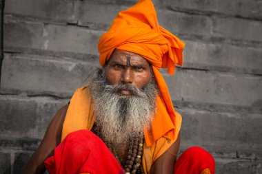 Varanasi, Hindistan, 12 Ekim 2017: Kutsal sadhu adam poz vererek Hindistan 'ın Varanasi kentindeki Ganga Nehri kıyısında kutsanmış elini kaldırıyor.