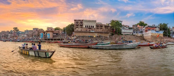 バラナシ インド 2017年10月14日 観光客は日の出にバラナシ ガンジス川でボートに乗るのを楽しむ バラナシ族の歴史的都市建築のパノラマビュー — ストック写真
