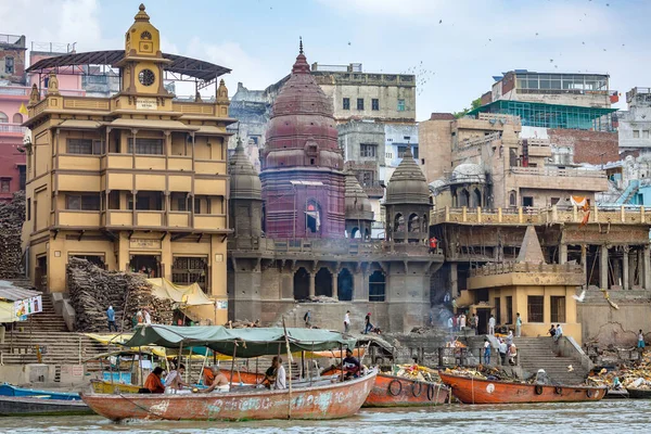 バラナシ インド 2017年10月13日 古い建築物や寺院と歴史的なバラナシ市 神聖なマニカルニカ川岸の眺めガンジス川のボートから見たバラナシ — ストック写真