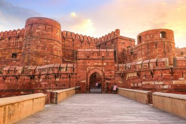 Agra Kalesi kırmızı kumtaşı ortaçağ kalesi güneş doğarken panoramik manzaralı. Agra Kalesi, Agra Hindistan 'da bir UNESCO Dünya Mirası alanıdır..
