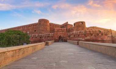 Agra Kalesi kırmızı kumtaşı ortaçağ kalesi güneş doğarken panoramik manzaralı. Agra Kalesi, Agra Hindistan 'da bir UNESCO Dünya Mirası alanıdır..