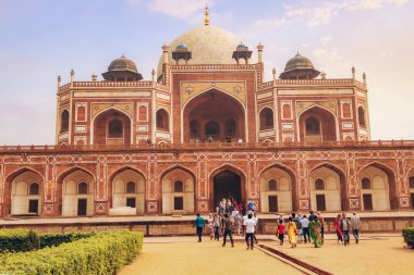 Delhi, Hindistan, 25 Mart 2019: Delhi 'deki Humayun mezarında turistler. Humayun Mezarı, M.S. 1572 yılında yapılmış bir UNESCO dünya mirası ve Babür mimari şaheseridir..