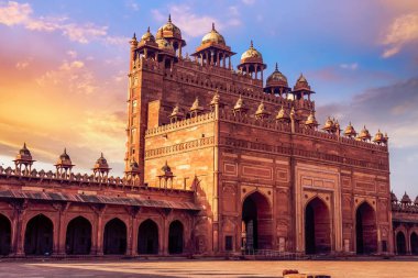 Fatehpur Sikri Agra 'da Buland Darwaza olarak bilinen ortaçağ kırmızı kumtaşı geçidi..