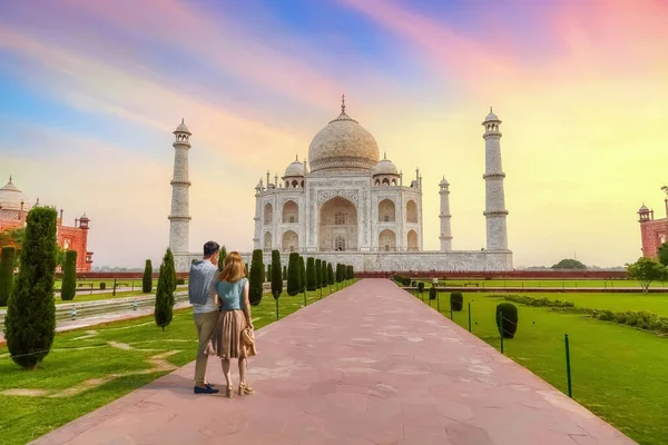 Pareja Turistas Disfruta Vistas Histórico Taj Mahal Agra Amanecer Con —  Fotos de Stock