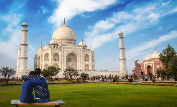 Pareja Disfrutar Momento Romántico Histórico Taj Mahal Agra India —  Fotos de Stock