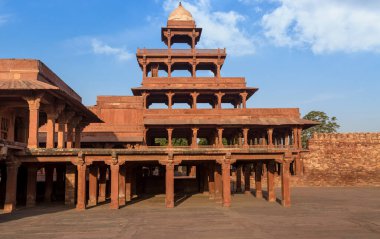 Fatehpur Sikri tarihi kırmızı kumtaşı mimarisi Panch Mahal olarak bilinir. Burası 16. yüzyılda Hindistan 'ın Agra şehrinde inşa edilen Babür İmparatoru' nun kraliyet sarayıydı.