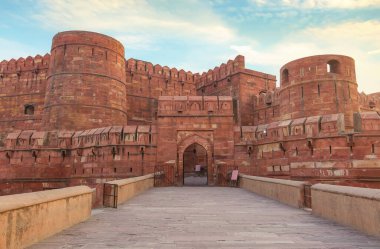 Agra Kalesi - Ortaçağ Hindistan 'ının tarihi kırmızı kumtaşı kalesi gündoğumunda. Agra Kalesi, Agra Hindistan 'da bir UNESCO Dünya Mirası alanıdır..