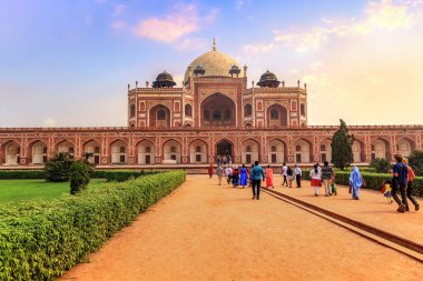 Delhi, Hindistan, 25 Mart 2019: Delhi 'deki Humayun mezarında gün batımında turistler. Humayun Mezarı, M.S. 1572 yılında yapılmış bir UNESCO dünya mirası ve Babür mimari şaheseridir..
