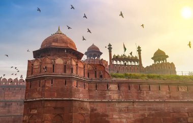 Hindistan 'ın tarihi kırmızı kalesi Delhi gündoğumunda 1639 yılında UNESCO Dünya Mirası olarak adlandırılan kırmızı kumtaşından yapılmıştır.