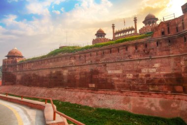 Ortaçağ Kızıl Kalesi Delhi Hindistan 'ı 1639 yılında gün doğumunda kırmızı kumtaşından yapılmıştır. Kızıl Kale, Delhi Hindistan 'daki UNESCO Dünya Mirası sitesi.
