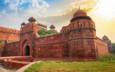 Kırmızı Delhi Kalesi Hindistan 1639 yılında inşa edildi. Ortaçağ Babür mimarisinde kırmızı kumtaşından yapılmış. Gün doğumunda. Kızıl Kale bir UNESCO Dünya Mirası sahası 