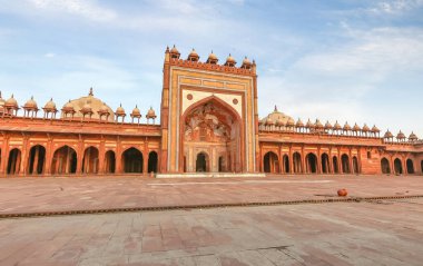 Antik Jama Mescidi Camii Fatehpur Sikri Agra Hindistan 'da kırmızı kumtaşıyla inşa edilmiştir.