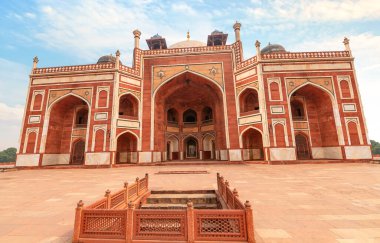 Humayun Mezarı kırmızı kumtaşı ortaçağ mimarisi ve gün batımında merdiven. Humayun Mezarı, Delhi 'deki UNESCO Dünya Mirası sitesidir.