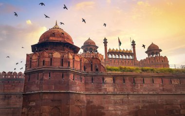 Tarihi Kızıl Kale Delhi Hindistan 1639 yılında uçan güvercinlerle gün doğumunda kırmızı kumtaşından yapılmıştır. Kızıl Kale Delhi bir UNESCO Dünya Mirası sahası