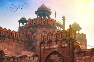 Tarihi Kızıl Kale Delhi Hindistan 1639 yılında inşa edilmiştir. Güneş doğarken kırmızı kumtaşından yapılmıştır. Kış sisi ile birlikte..