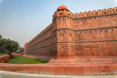 Kızıl Kale Delhi Hindistan dış mimarisi 1639 yılında kırmızı kumtaşından yapılmıştır. Bir UNESCO Dünya Mirası sahası