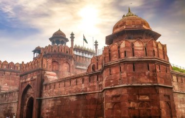 Tarihi Kızıl Kale Delhi Hindistan 1639 yılında gün batımında kırmızı kumtaşından yapılmıştır. Bir UNESCO Dünya Mirası sahası
