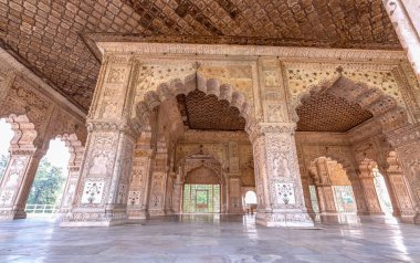 Kırmızı Kale iç mimarisi. Orta çağ beyaz mermer mimarisi. Delhi, Hindistan 'da Diwan-i-Kha' ların karmaşık oymaları.
