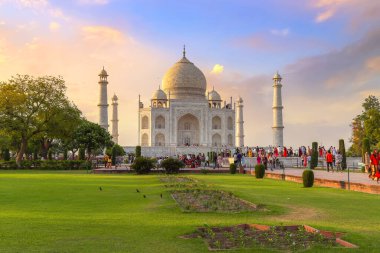 Agra, Hindistan, 28 Mayıs 2019: Tac Mahal - Hindistan 'ın Agra kentindeki anıtı ziyaret eden turistlerin manzarasıyla gün batımında tarihi beyaz mermer anıt