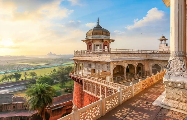 阿格拉堡 Agra Fort 中世纪印第安人的要塞 由红色砂岩和大理石制成 日出时可以看到穹顶 从印度阿格拉的阿格拉堡远眺泰姬陵 — 图库照片