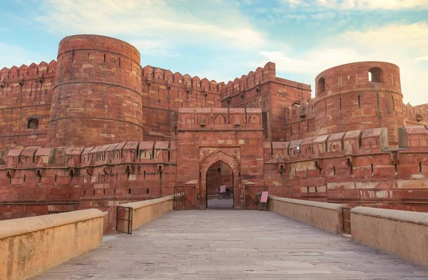 Agra Kalesi - Ortaçağ Hindistan 'ının tarihi kırmızı kumtaşı kalesi gündoğumunda. Agra Kalesi, Agra Hindistan 'da bir UNESCO Dünya Mirası alanıdır..