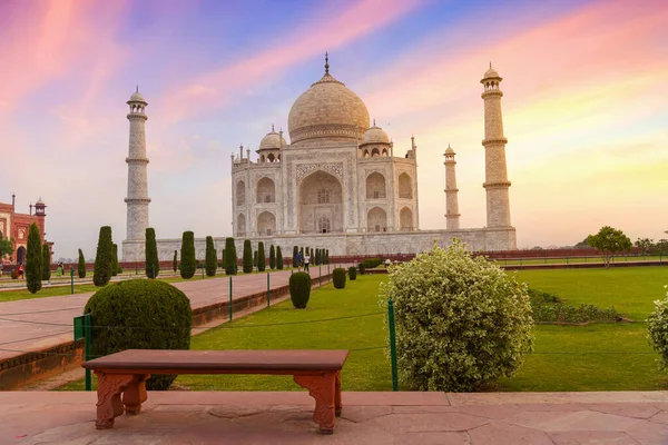 Taj Mahal Agra Hindistan 'ın karamsar gökyüzü ile gün doğumunda. Taj Mahal bir UNESCO Dünya Mirası sahası