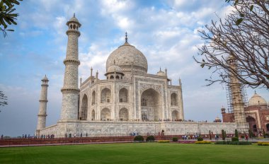 Taj Mahal tarihi beyaz mermer mozole turist manzaralı Agra, Hindistan
