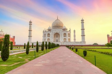 Taj Mahal 'in tarihi anıtı Agra Hindistan' da gün doğumunda kasvetli gökyüzü ile birlikte. Taj Mahal bir UNESCO Dünya Mirası sahası
