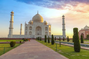 Taj Mahal Agra 'nın karamsar gündoğumu gökyüzü. Agra Hindistan 'da bir UNESCO Dünya Mirası sahası