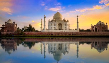 Doğal Taj Mahal günbatımı manzara Mehtab Bagh Yamuna Nehri üzerinde. Taj Mahal, Agra, Hindistan bir Unesco Dünya miras alanı olarak belirlenmiş bir beyaz mermer anıt mezar olduğunu.