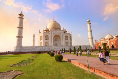 Agra, Hindistan, 28 Mayıs 2019: Hindistan 'ın Agra kentindeki turist manzaralı tarihi beyaz mermer mozolede