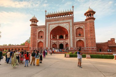 Agra, Hindistan, 28 Mayıs 2019: Taj Mahal 'in önünde beyaz mermer oymalı kırmızı kumtaşından yapılmış turistler