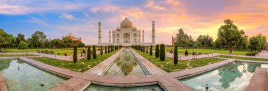Gün doğumunda Taj Mahal Agra panoramik manzarası. Taj Mahal, Uttar Pradesh Hindistan 'da UNESCO' nun Dünya Mirası sitesi..