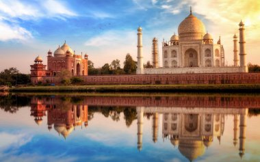 Taj Mahal Hindistan 'ın tarihi beyaz mermer mozolesi günbatımında su yansıması ile birlikte. Taj Mahal, Yamuna nehrinin kıyısındaki Agra 'da UNESCO Dünya Mirasları' na ait bir site..