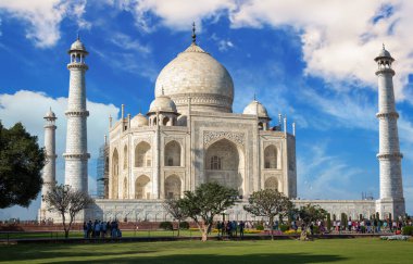 Taj Mahal ortaçağ beyaz mermer mozolesi Agra Hindistan 'da yakın çekimde - UNESCO Dünya Mirası Alanı.